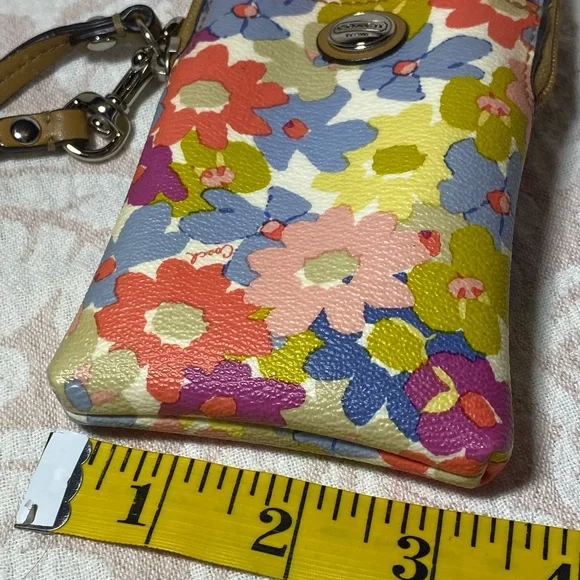 Authentic Coach Peyton Floral Vertical Wristlet - Picture 10 of 12